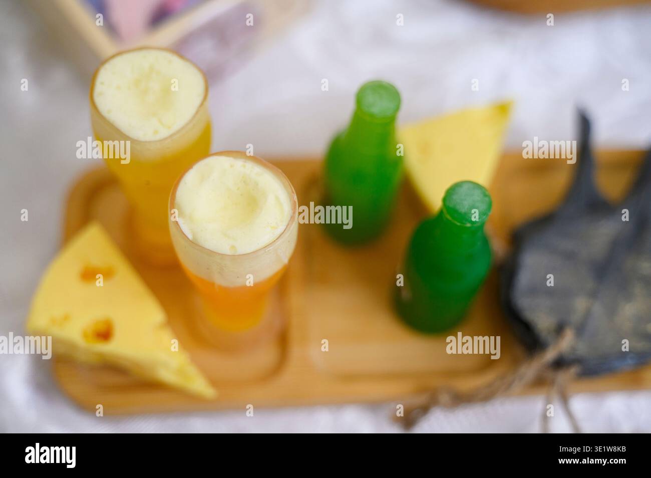 Vue de dessus de l'ensemble de savon fait à la main en forme de bouteille de bière, plein verre avec mousse et collation. Concept de cadeau original pour homme, artisanal réaliste, an Banque D'Images