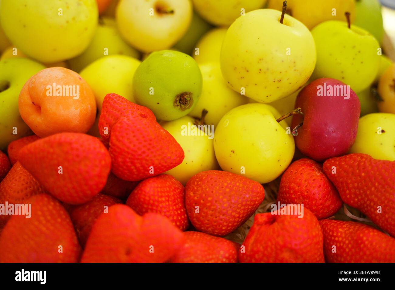 Collection de savon fait main avec fraise réaliste et pomme jaune. Concept de produit de soin de la peau artisanal créatif, artisanat fruitier détaillé et uniq Banque D'Images