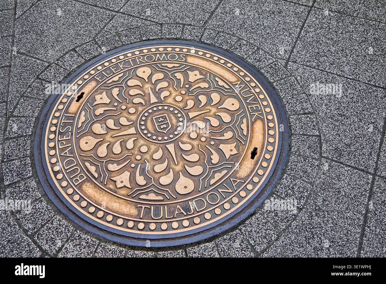 Les couvercles de trous d'homme de rue de Budapest, la plupart des couvercles de trous d'homme décoratifs en fonte ont été coulés entre la fin du XIXe siècle et le début du XXe siècle Banque D'Images