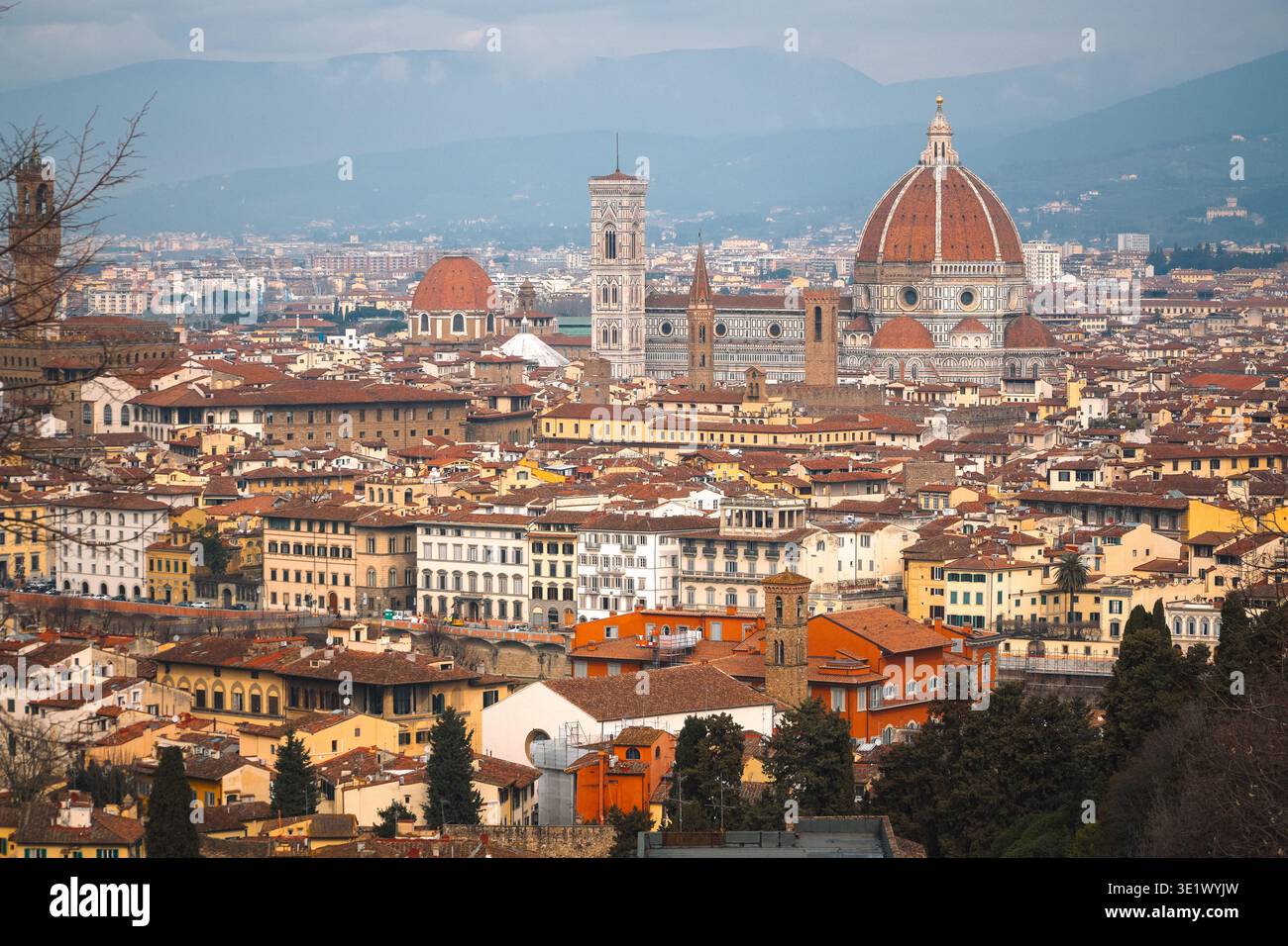 Cathédrale de Florence Duomo et Campanile de Giotto, Florence, Italie. Vue panoramique sur l'architecture Renaissance et les toits en terre cuite. Banque D'Images