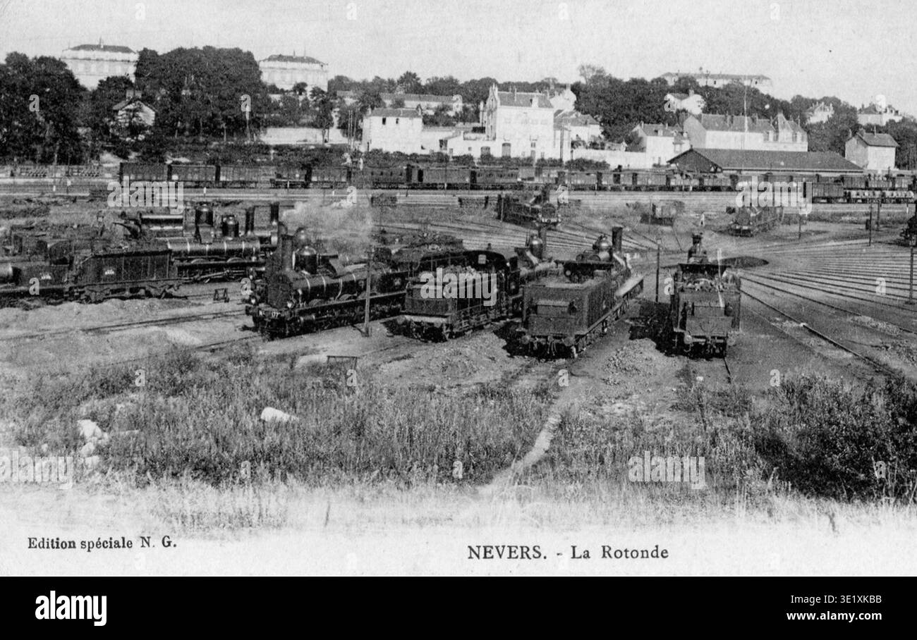 Le dépôt ferroviaire de Nevers faisait partie de l'infrastructure ferroviaire desservant la ville de Nevers dans le département de la Nièvre vers 1900. Le titre fait référence à un parc de stockage de locomotives avec une ronde à ciel ouvert utilisée pour organiser les locomotives à vapeur. L'image d'archives enregistre une épreuve photographique historique émise sous forme de carte postale française montrant le parc de locomotives et l'arrangement de service circulaire. Banque D'Images