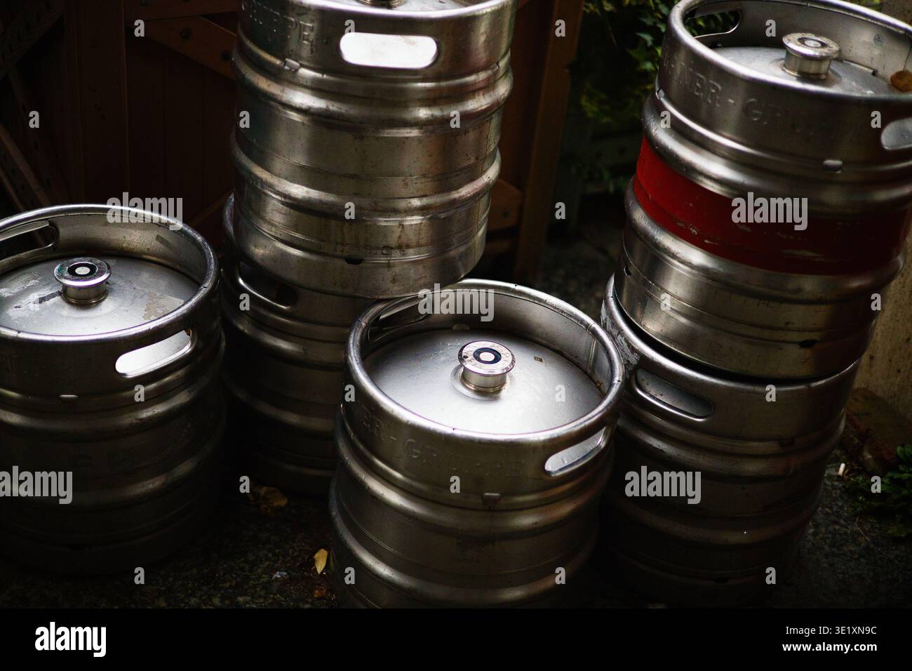 Un plan professionnel à angle élevé de plusieurs fûts de bière en aluminium empilés ensemble. L'image met en évidence l'éclat métallique et les formes cylindriques du BA Banque D'Images