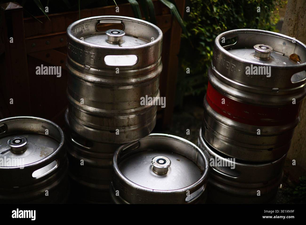 Un plan professionnel à angle élevé de plusieurs fûts de bière en aluminium empilés ensemble. L'image met en évidence l'éclat métallique et les formes cylindriques du BA Banque D'Images