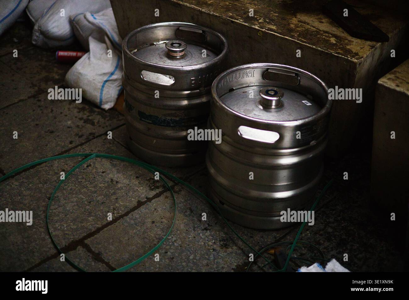 Un plan professionnel à angle élevé de plusieurs fûts de bière en aluminium empilés ensemble. L'image met en évidence l'éclat métallique et les formes cylindriques du BA Banque D'Images