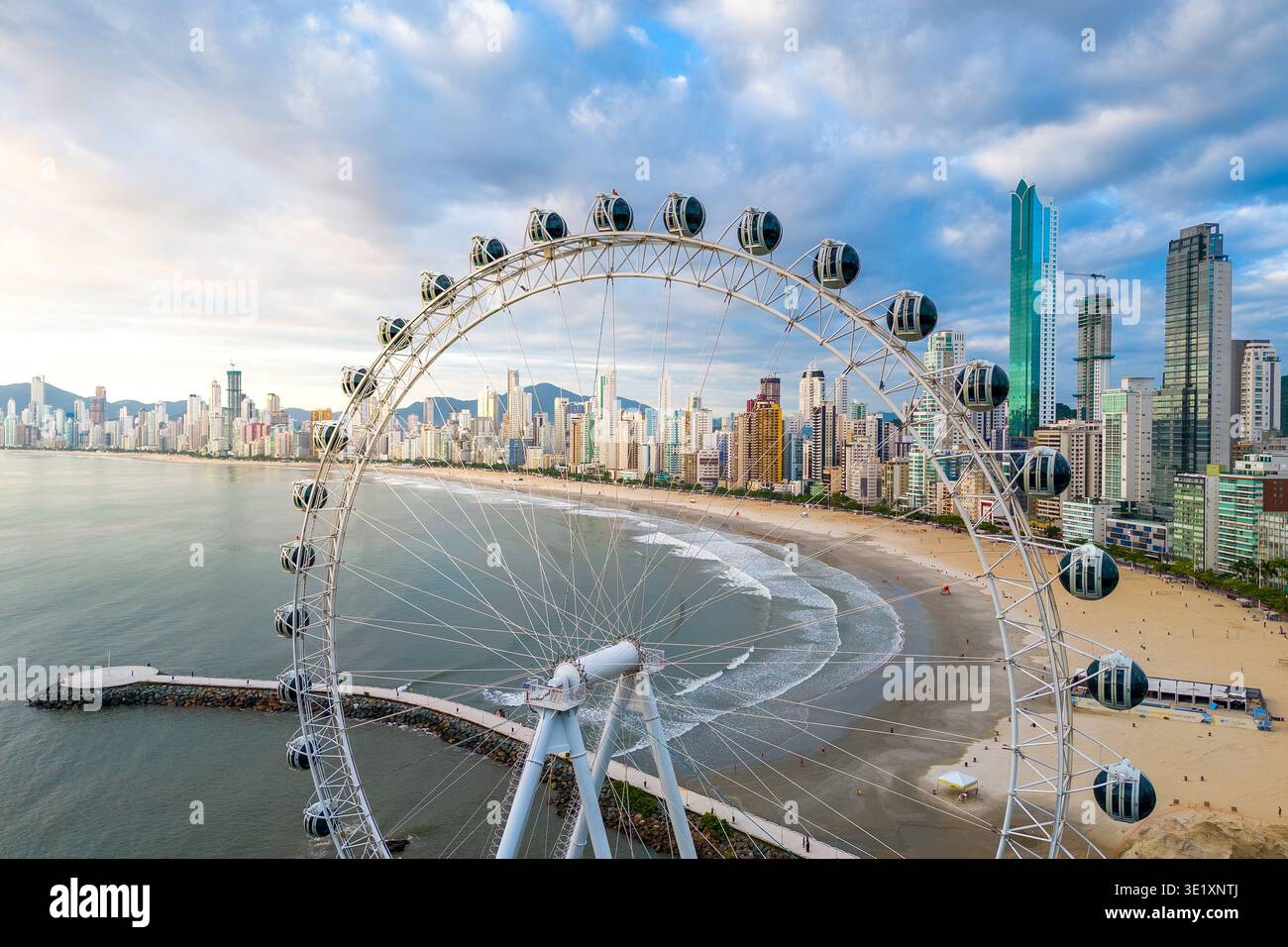 Grande roue avec Balneario Camboriu City Skyline et la plage Banque D'Images