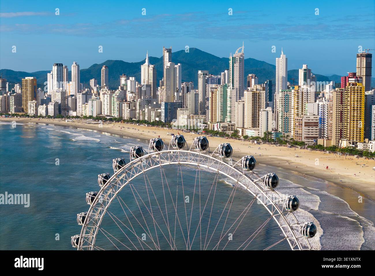Grande roue avec Balneario Camboriu City Skyline et la plage Banque D'Images