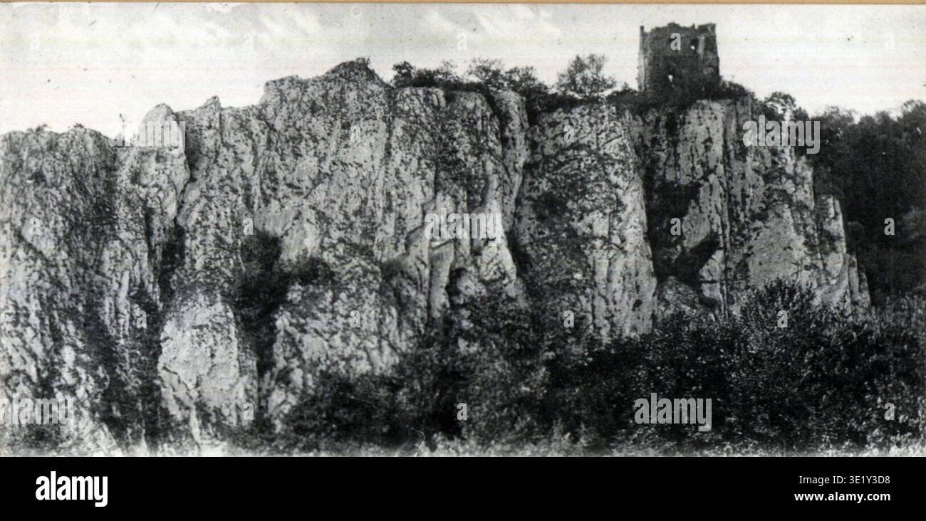 Cette image d’archive capture les rochers et donjon de l’ancien château d’Amblève-Aywaille, en Belgique, offrant un aperçu des ruines de la structure médiévale. La photographie, prise entre la fin du XIXe et le début du XXe siècle, souligne les fortifications en ruine et les environs rocheux, préservant l'atmosphère de l'ancien château dans ses derniers jours. Banque D'Images