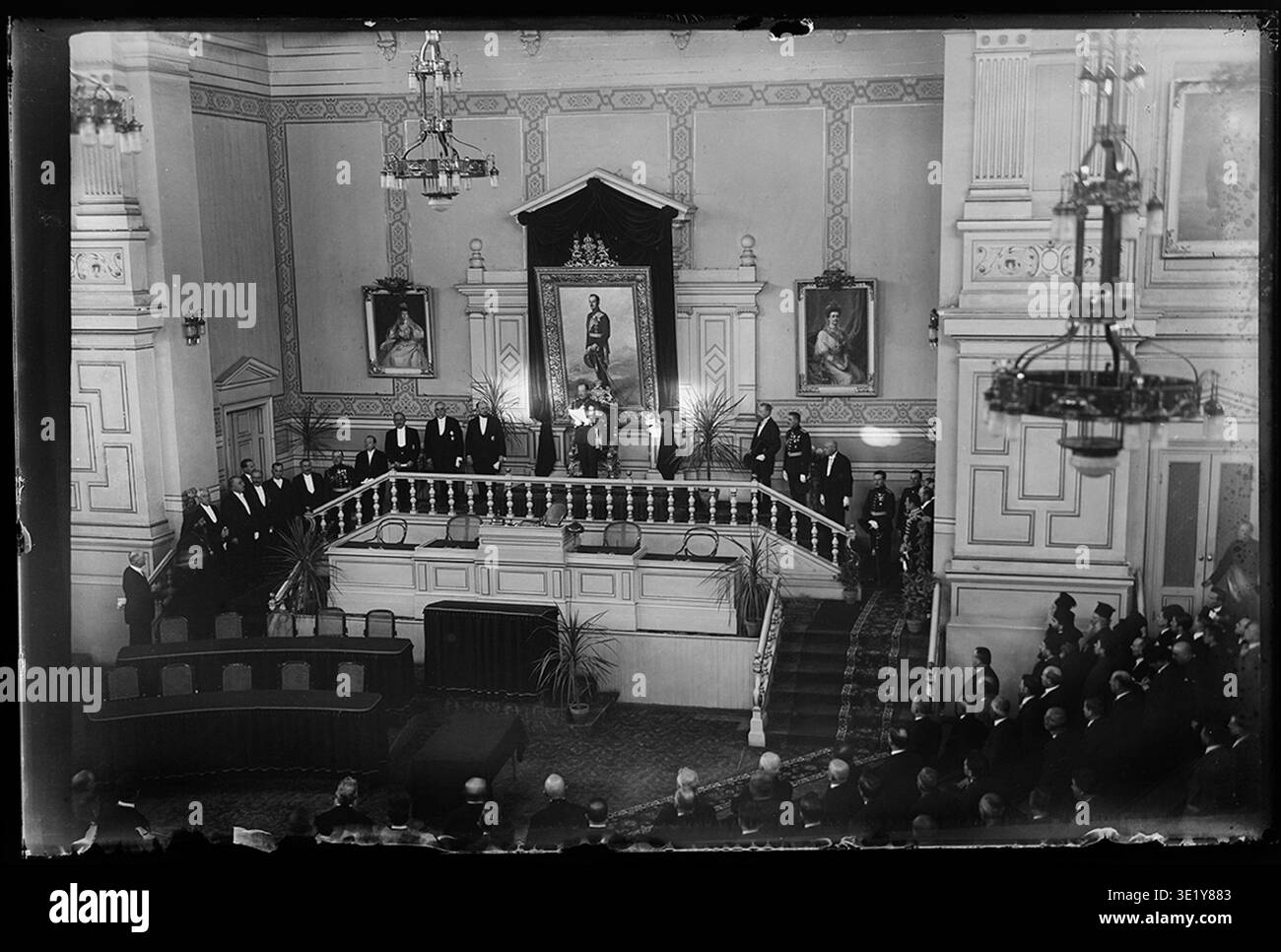 Boris III (1894-1943) fut roi de Bulgarie de 1918 jusqu'à sa mort. En 1926, il préside une session de l'Assemblée nationale en Bulgarie. Cette photographie capture l'engagement officiel du monarque avec le corps législatif pendant son règne. Banque D'Images
