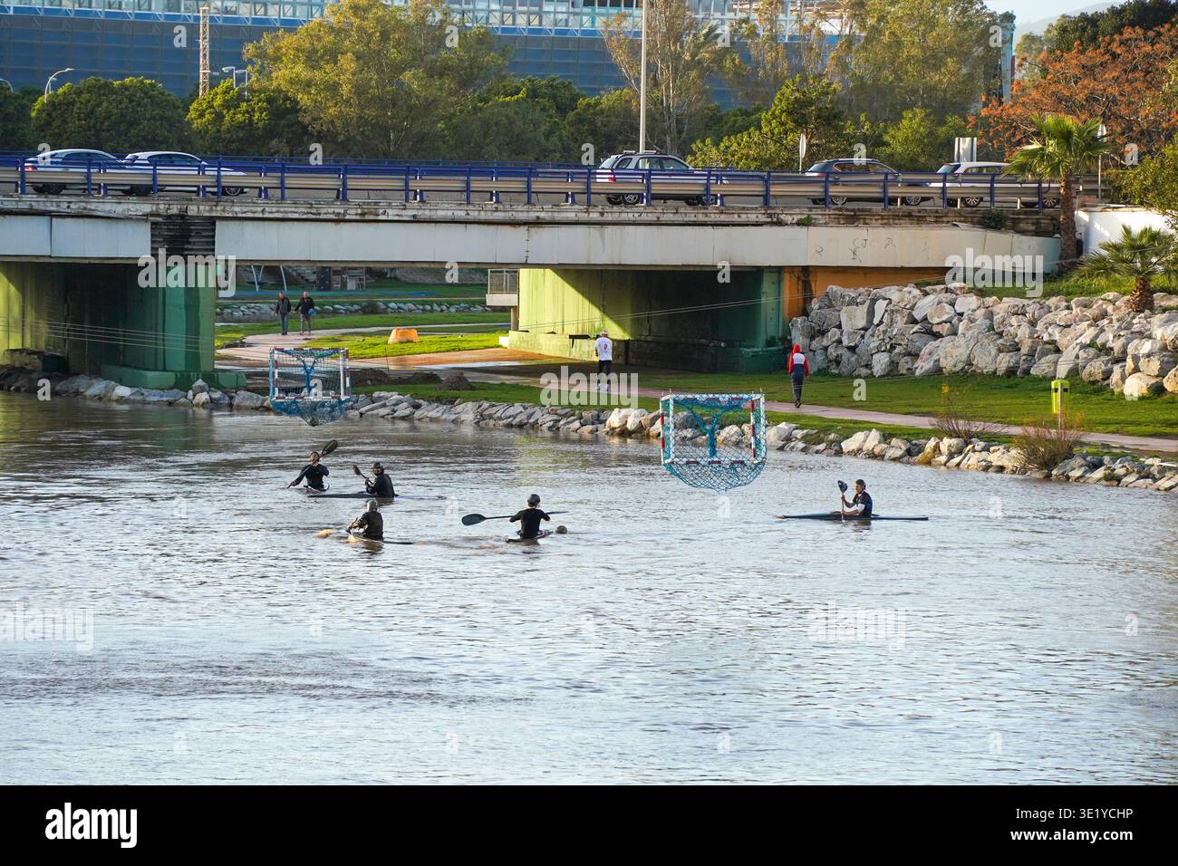 Groupe de personnes jouant au canoë-polo dans la rivière Fuengirola, Rio Fuengirola, andalousie, Espagne. Banque D'Images