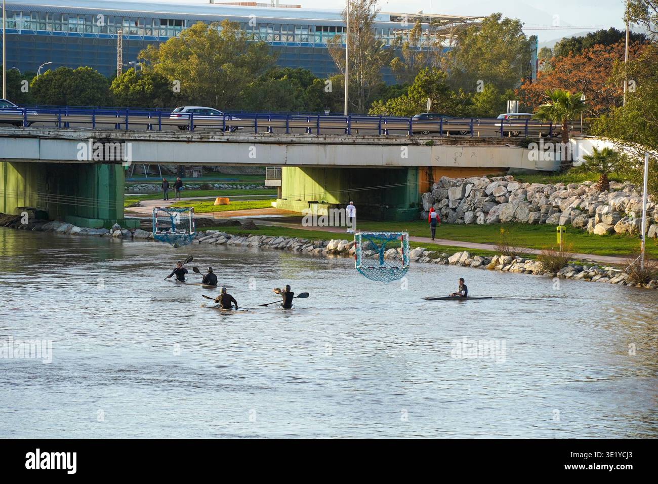 Groupe de personnes jouant au canoë-polo dans la rivière Fuengirola, Rio Fuengirola, andalousie, Espagne. Banque D'Images