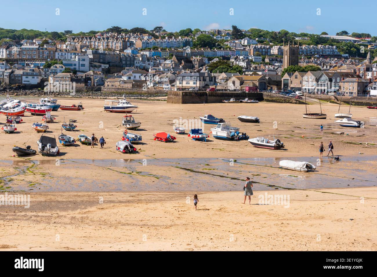 Vue de l'autre côté du port de produits Ives en direction de produits Ia's Parsih Chruch, Cornwall, Royaume-Uni Banque D'Images