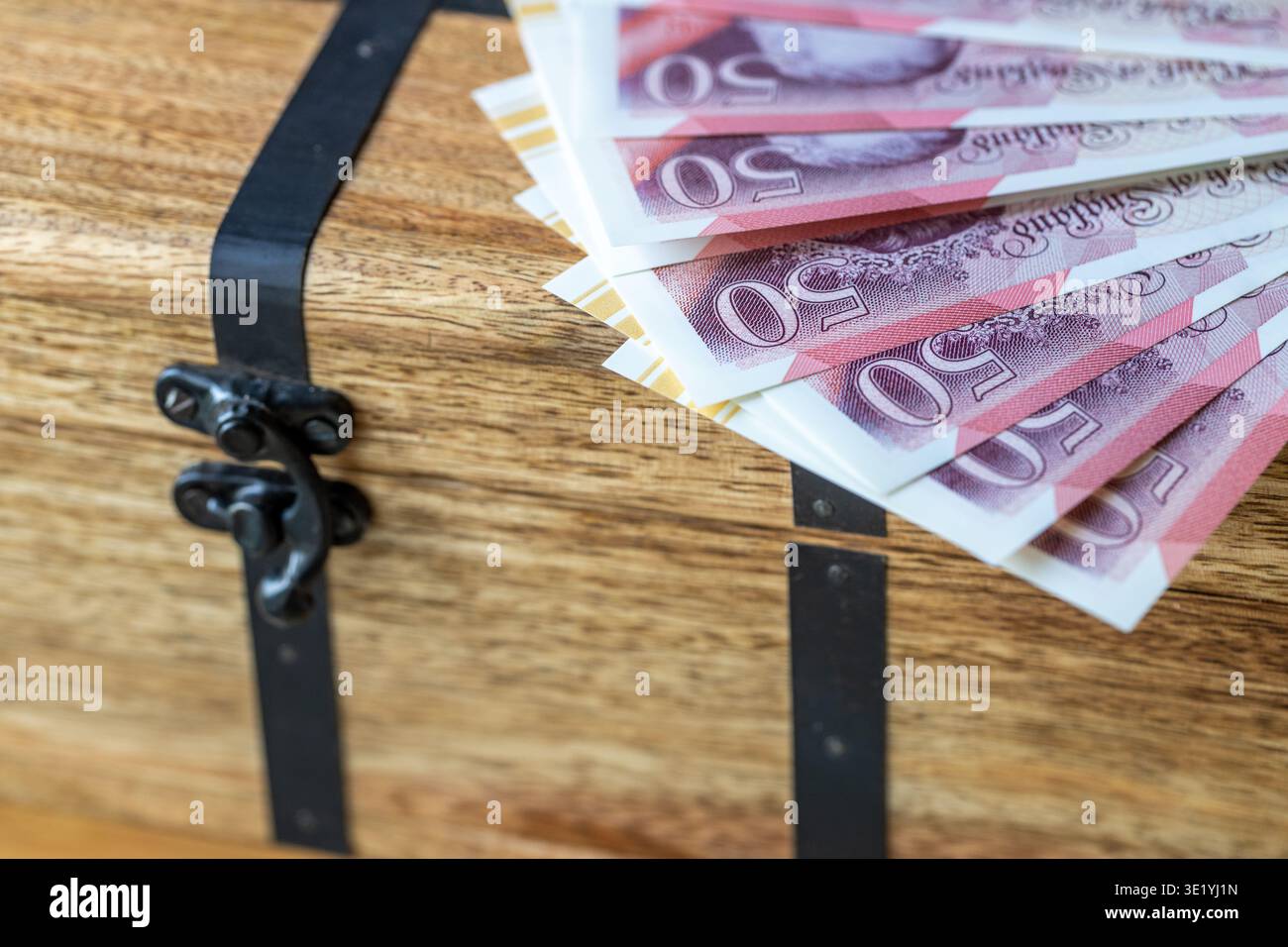 Un dossier de livres sterling couché sur une caisse. Un concept financier et commercial. Argent anglais. Gros plan Banque D'Images