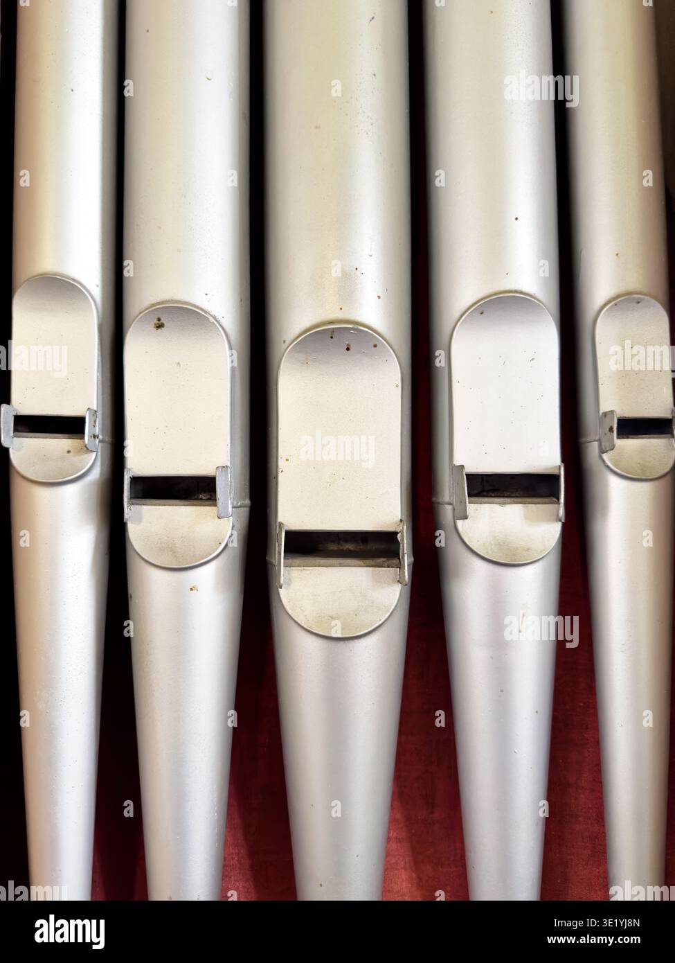 Une vue détaillée des conduits de fumée métalliques d'un petit organe qui montrent les ouvertures de bouche. Banque D'Images