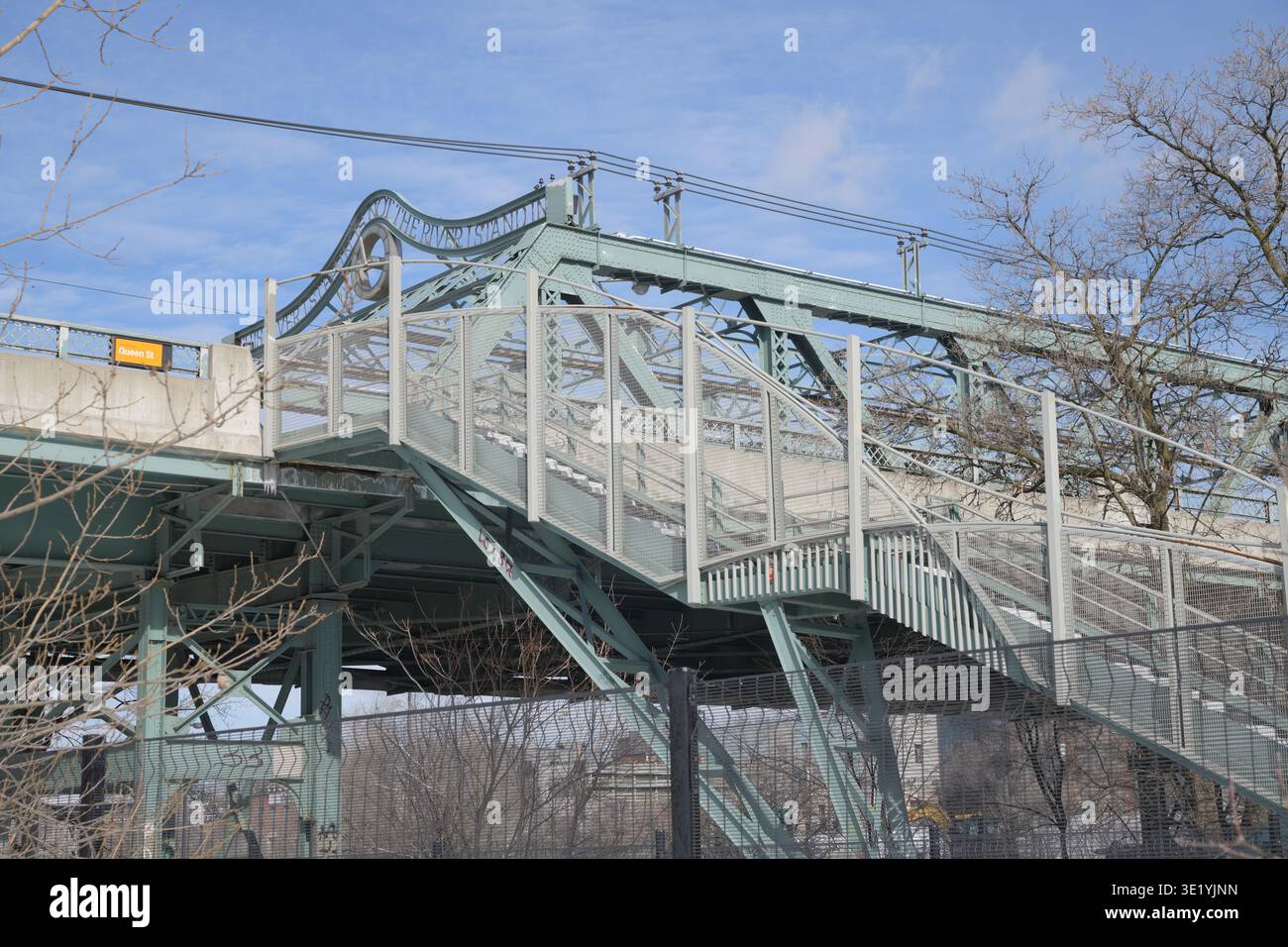 Viaduc de la rue Queen avec escalier jusqu'au sentier Lower Don Valley, Toronto Banque D'Images