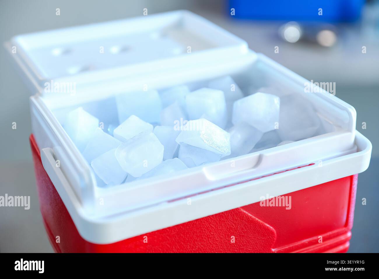 Glacière avec des glaçons sur la table en clinique, gros plan Banque D'Images