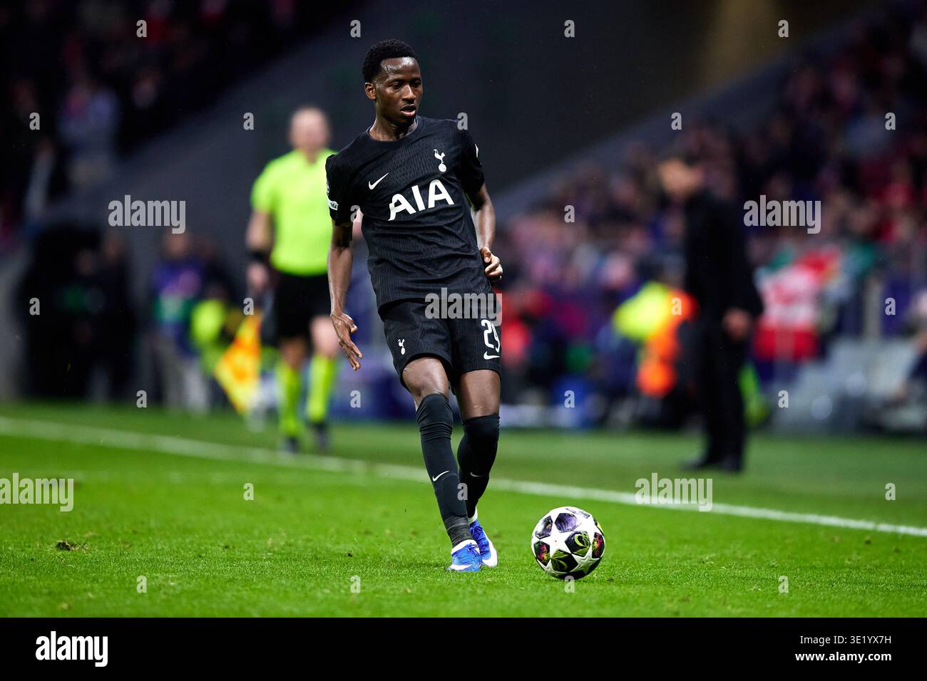 MADRID, ESPAGNE - 10 MARS : Pape Sarr de Tottenham Hotspur lors de la manche 2025/26 de la Ligue des Champions de l'UEFA entre l'Atletico de Madr Banque D'Images