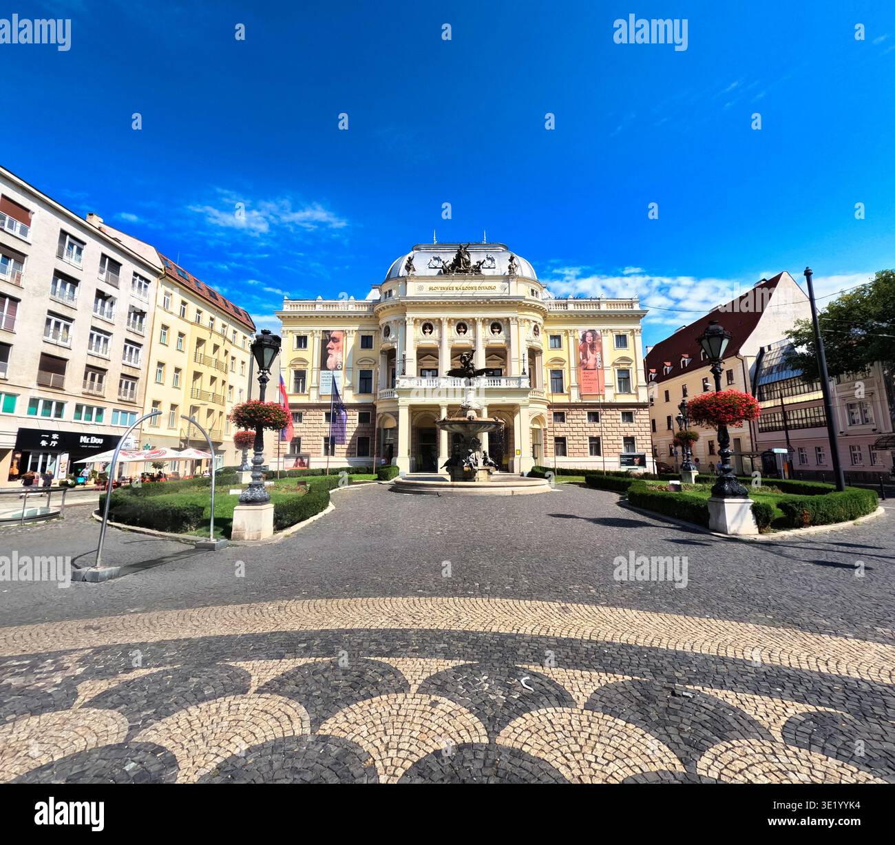Façade du Théâtre National slovaque historique à Bratislava Banque D'Images