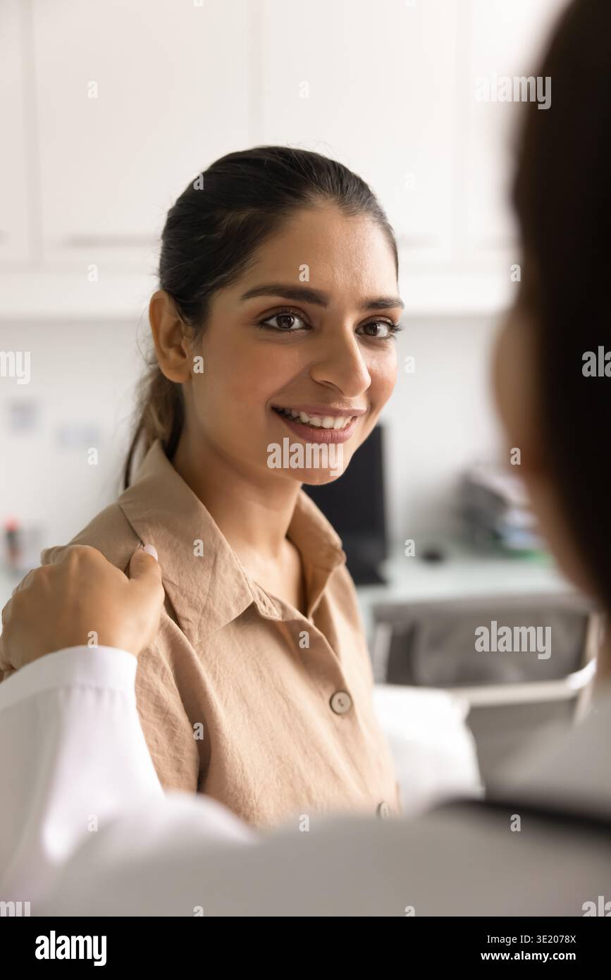 Heureuse femme indienne recevant de bonnes nouvelles du médecin pendant la visite Banque D'Images