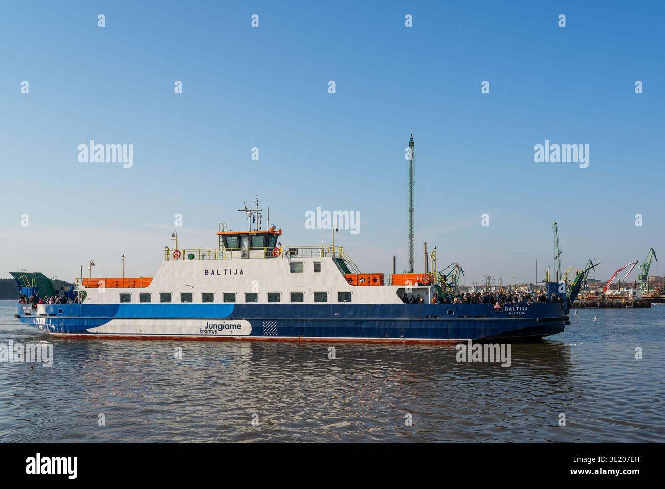 Klaipeda, Lituanie- 15 mars 2026 : le ferry Baltija transportant des personnes à travers la lagune de Curonian entre Klaipeda et l'Spit de Curonian sur des eaux calmes Banque D'Images