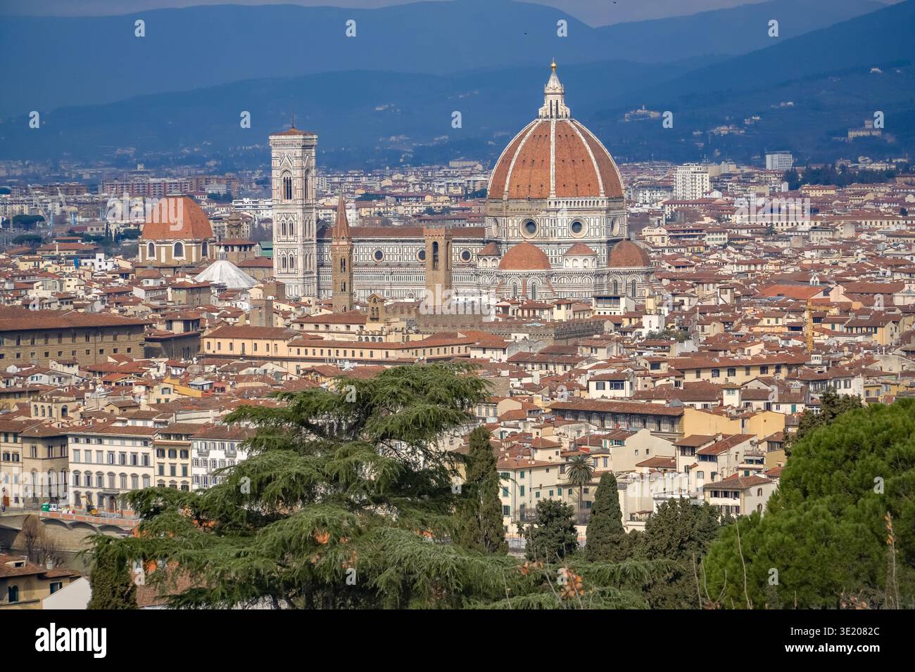 La cathédrale de Florence le dôme de Brunelleschi et le Campanile de Giotto dominent la ville de la capitale toscane, l'Italie. Banque D'Images