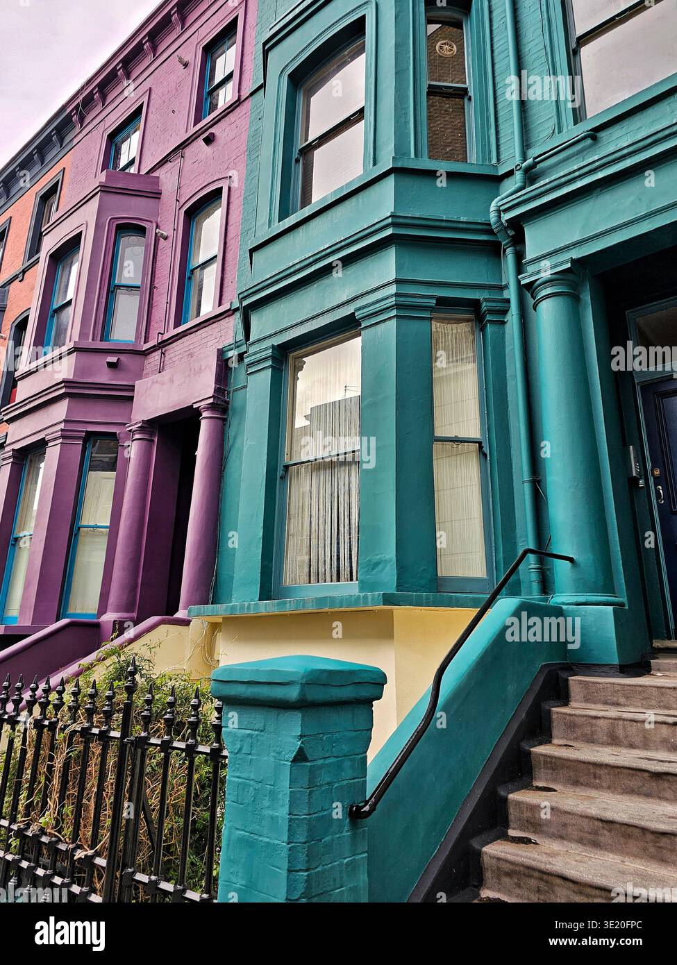 Les maisons colorées de Lancaster Road à Notting Hill présentent une architecture vibrante, une charmante rue londonienne et une scène de voyage emblématique au Royaume-Uni. - Image de stock capturée avec un smartphone