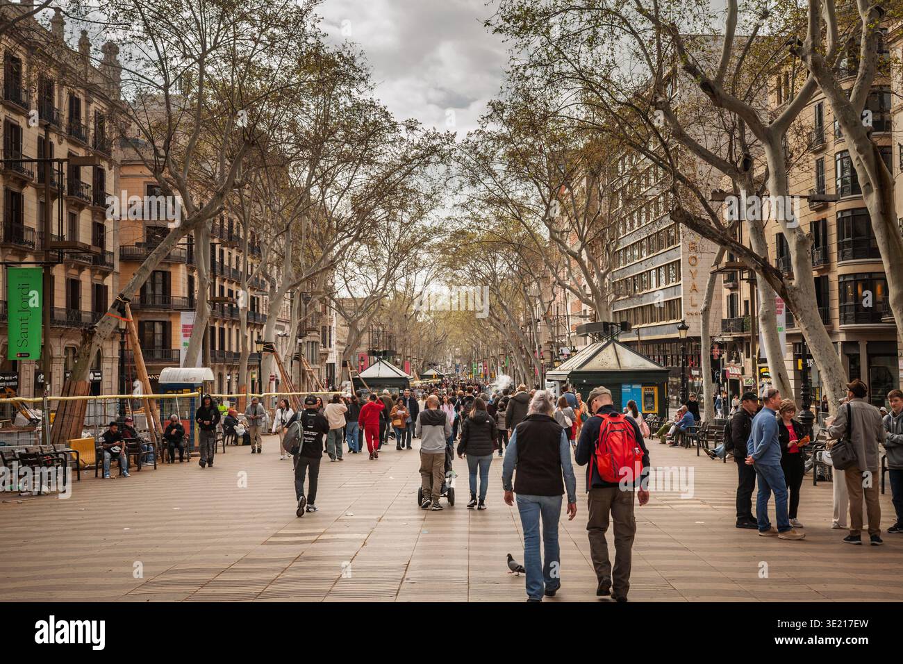 BARCELONE, ESPAGNE - 5 AVRIL 2025 : des foules de piétons marchent le long de Las Ramblas à Barcelone, Espagne, entre des bâtiments historiques, illustrant l'avenu Banque D'Images
