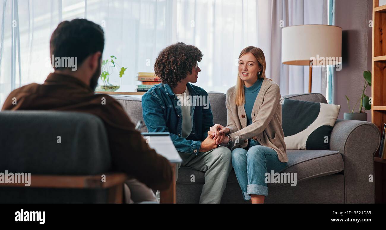 Thérapie, se tenir la main et consulter le couple au bureau pour la guérison, le soutien et l'aide. Conseil relationnel, solution psychologique et mariage Banque D'Images
