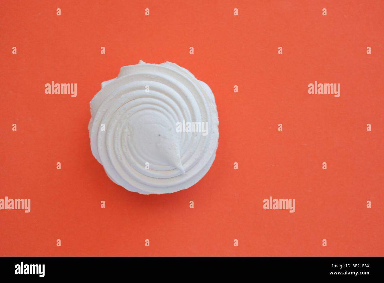 La texture douce semble délicate et aérée. Parfait pour le dessert, la cuisson ou les thèmes culinaires. Fond lumineux ajoute gai Banque D'Images