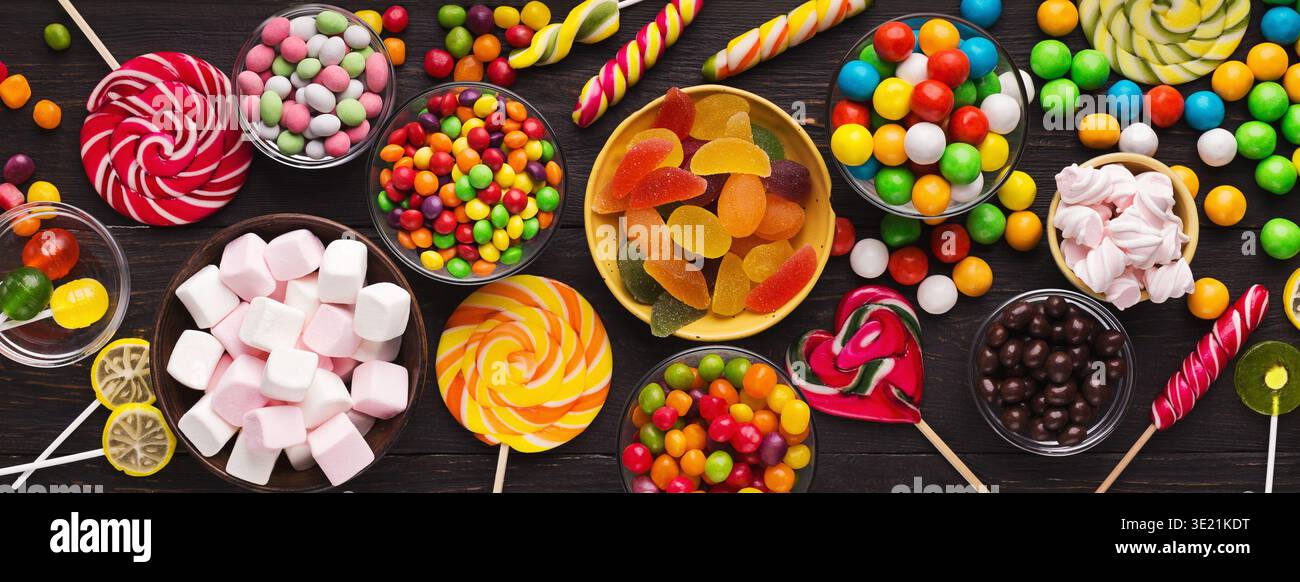 Variété de bonbons sur fond en bois Banque D'Images