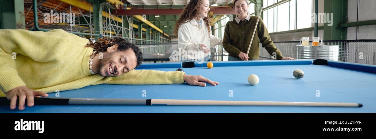 En-tête de Young Adult MultiEthnic Friends rire et jouer au billard à l'intérieur Banque D'Images