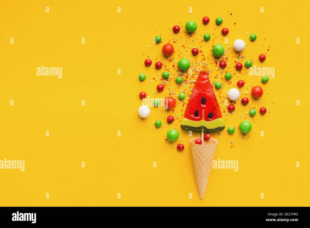 Sucette Watermlon sur fond jaune Banque D'Images