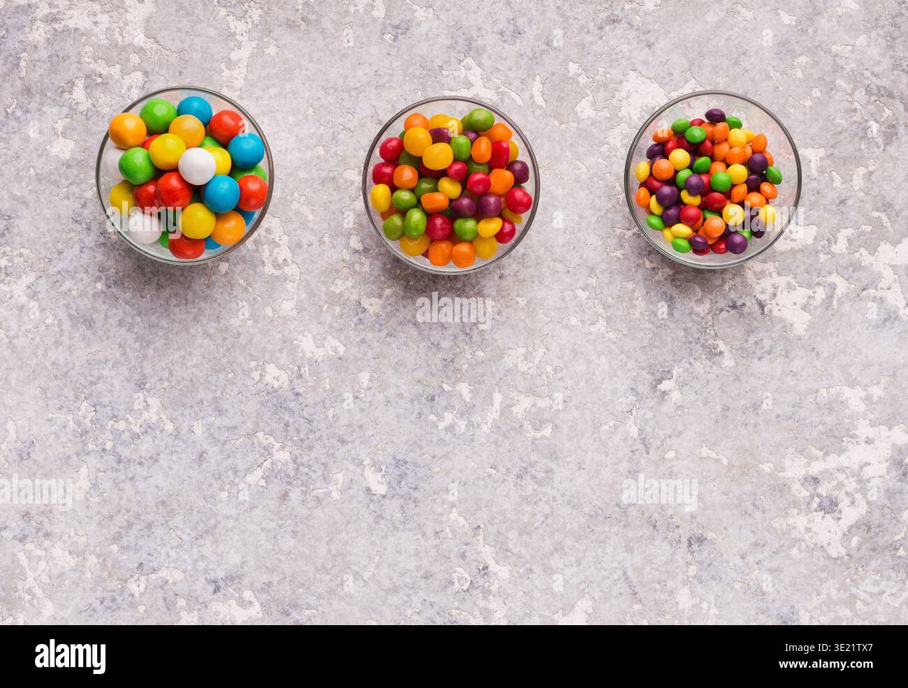 Assortiment de bonbons colorés dans des bols, vue de dessus Banque D'Images