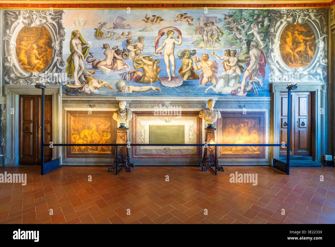 Fresque représentant la naissance de Vénus (allégorie de l'eau) dans la salle des éléments dédiés aux quatre éléments (Air, eau, feu et Terre) dans le Palazzo Vecchio - Florence, Italie peintures de Giorgio Vasari (1511 - 1575), Cristoforo Gherardi, également connu sous le nom de Cristofano Gherardi et appelé il Doceno 1588 (1508 - 1556) et Marco Marchetti, également connu sous le pseudonyme Marco da Faenza (vers 1528 - fresque sur bois) Banque D'Images