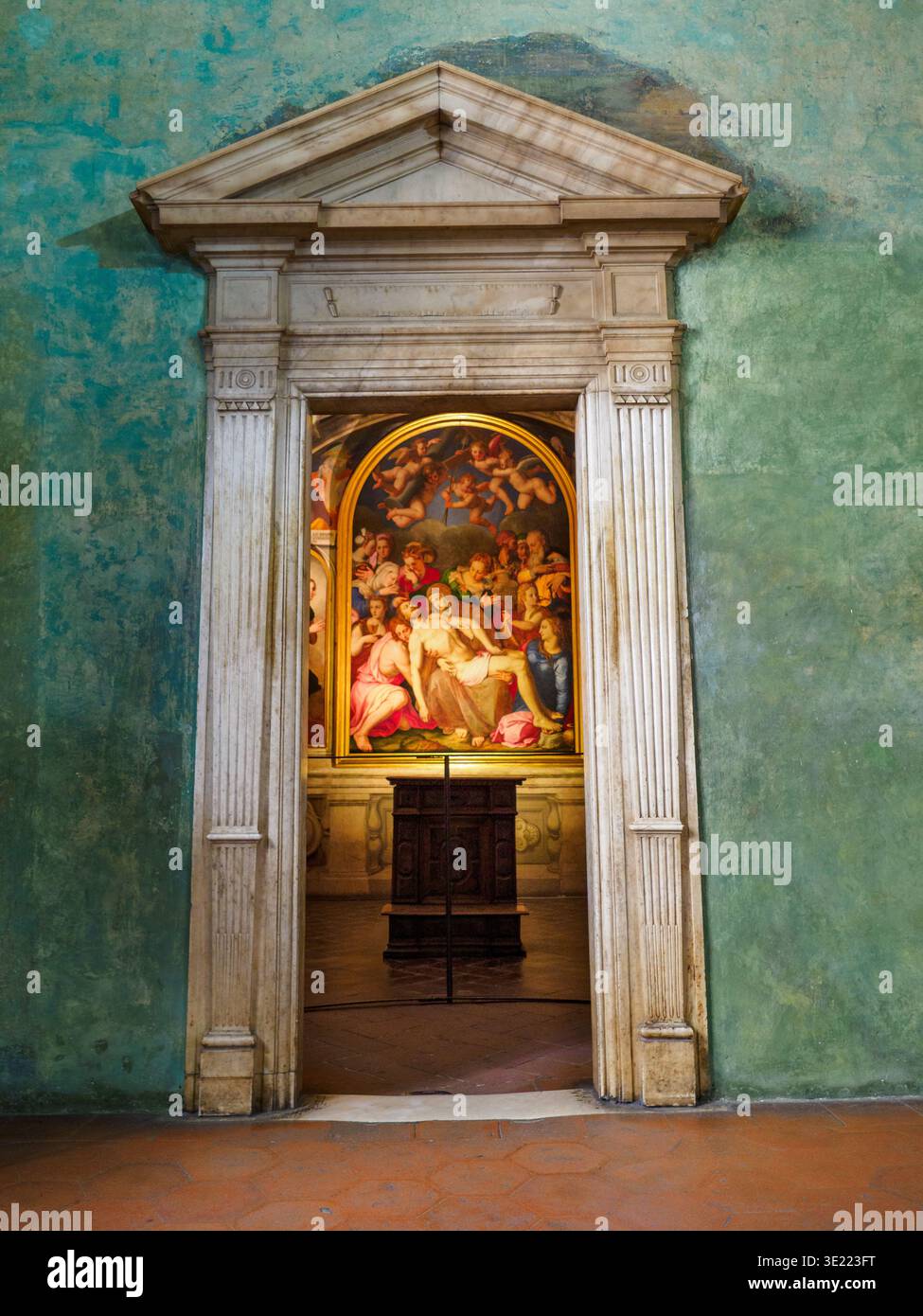 Porte de chapelle dans la salle verte dans les appartements d'Eleonora de Tolède avec l'entrée de la chapelle - Palazzo Vecchio - Florence, Italie Banque D'Images