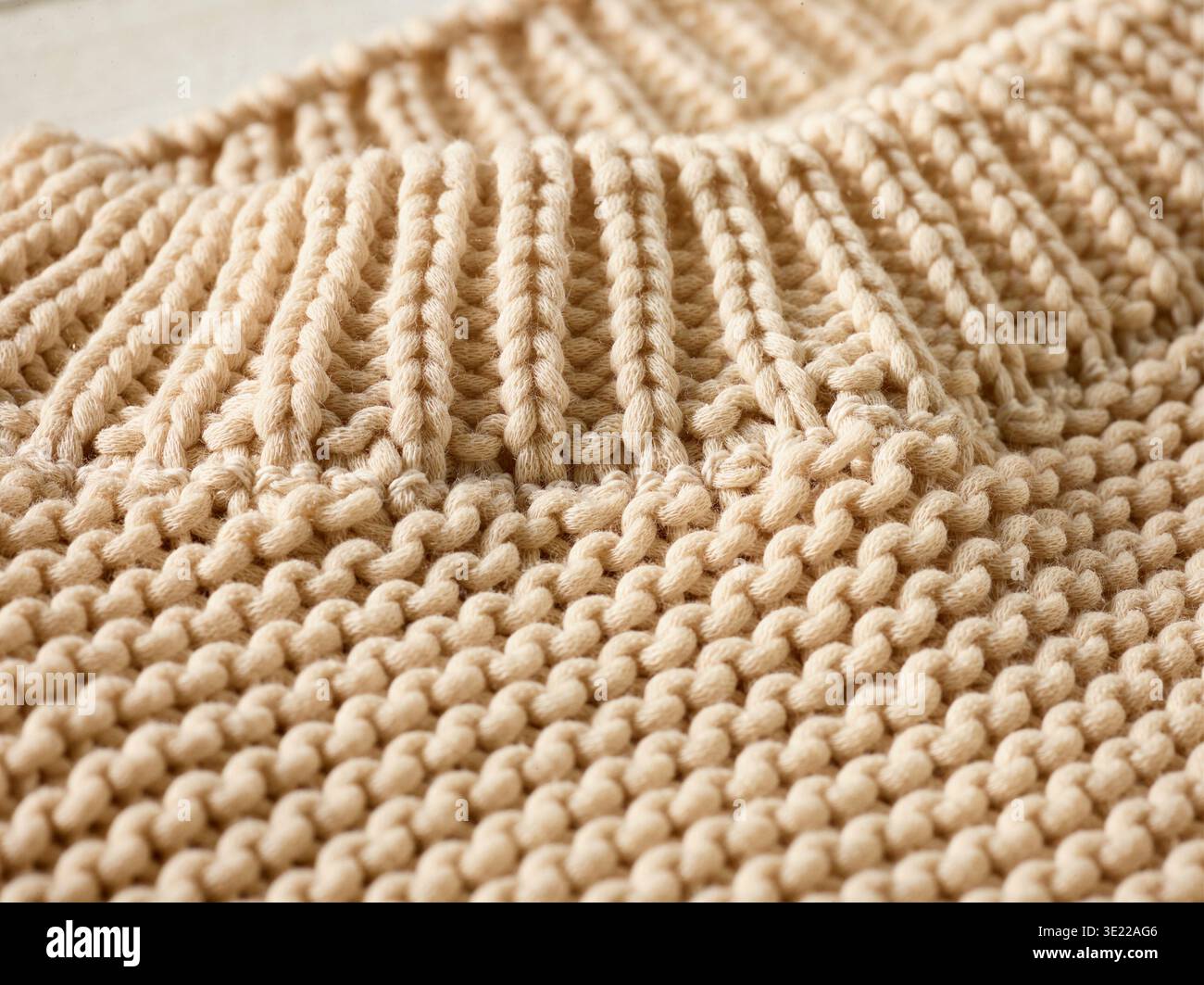 Gros plan de tricot beige avec des motifs et une texture complexes. Allemagne Banque D'Images