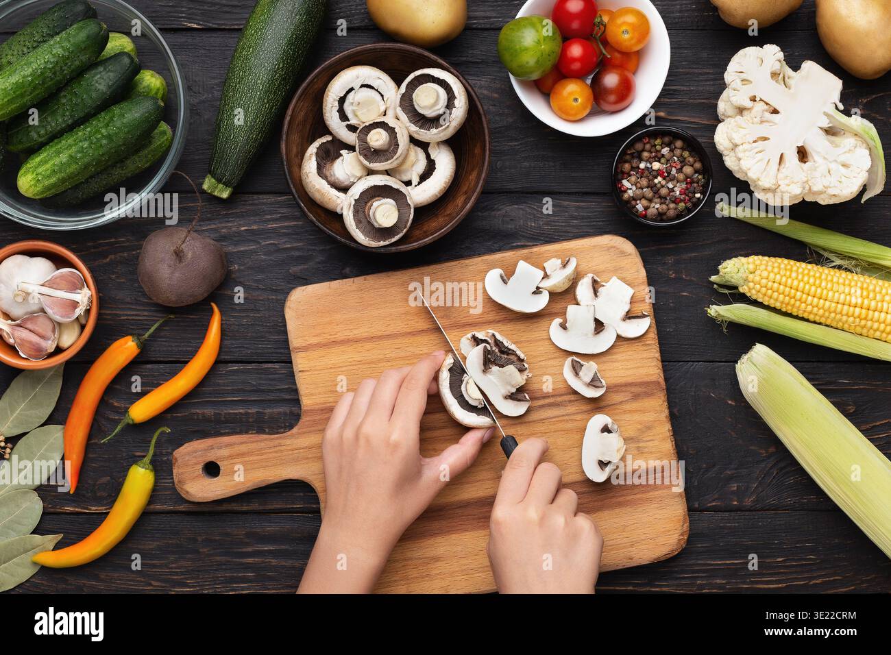 Une coupe à la main avec un couteau de champignons dans les bois Banque D'Images