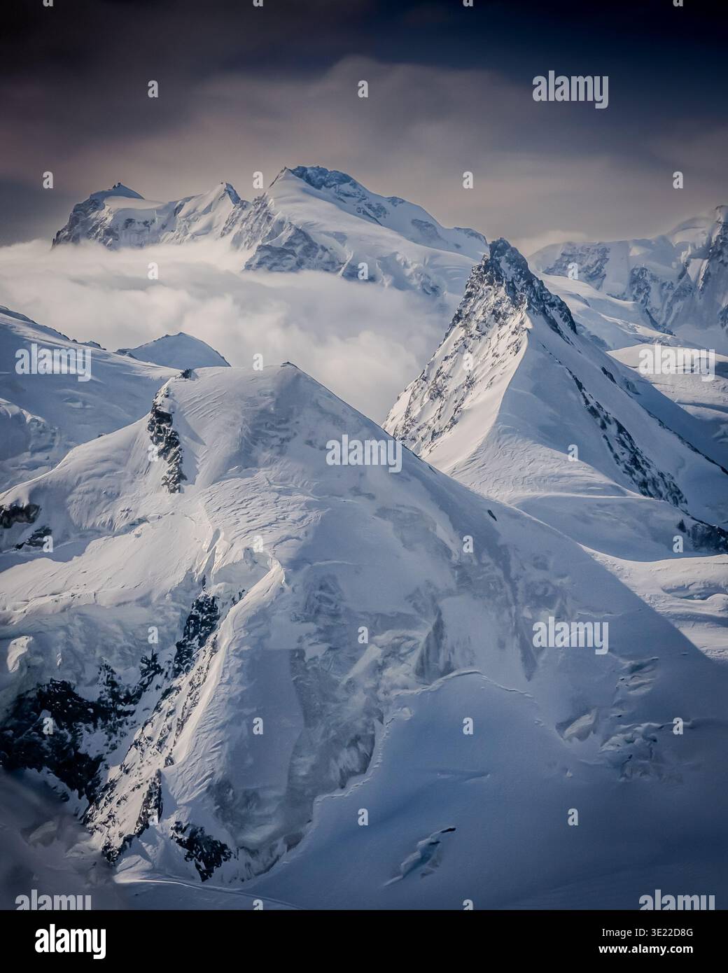 Le magnifique Allalinhorn est le pic local de 4000 m de Saas Fee. Trois magnifiques itinéraires mènent relativement facilement à son sommet. Rimpfischhorn derrière. Banque D'Images