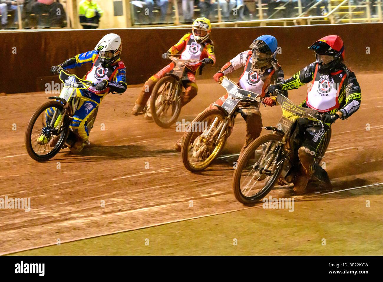 Adam Ellis en Red chevauche à l'intérieur de Norick Blodorn en Blue et Chris Holder avec Sam Masters en Yellow derrière lors du Trophée commémoratif Peter Craven au National Speedway Stadium, Manchester, le lundi 16 mars 2026. (Photo : Ian Charles | mi News) crédit : MI News & Sport /Alamy Live News Banque D'Images