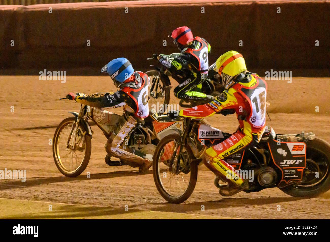 Sam Masters en jaune chasse Norick Blodorn en Bleu et Adam Ellis en Rouge lors du Trophée Peter Craven Memorial au National Speedway Stadium, Manchester, le lundi 16 mars 2026. (Photo : Ian Charles | mi News) crédit : MI News & Sport /Alamy Live News Banque D'Images