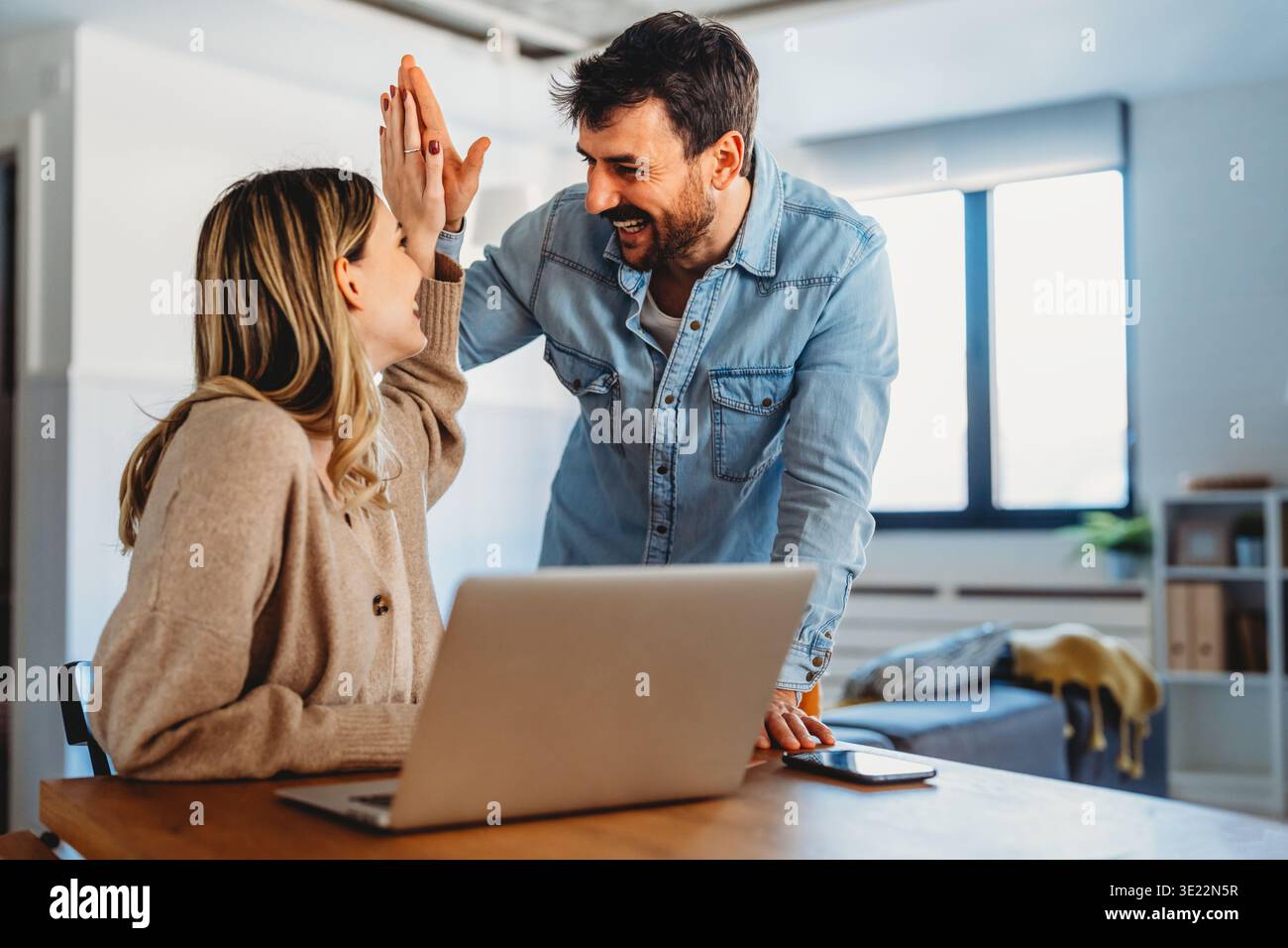 Un couple heureux et multinational qui sont des nomades numériques et travaillent dans un pays différent chaque mois Banque D'Images