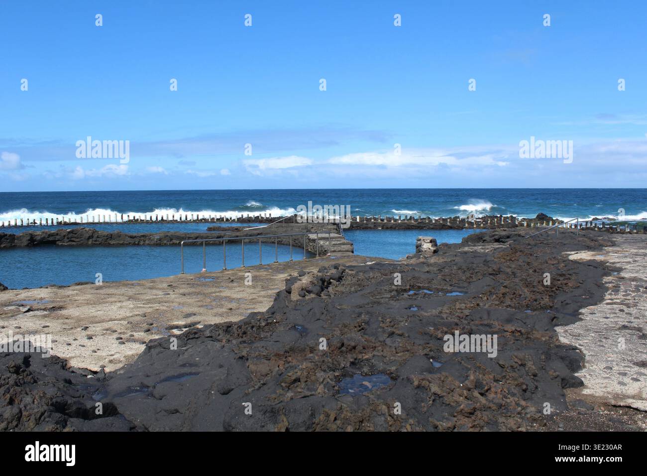Piscines naturelles d'Agaete, Puerto de las Nieves, Gran Canaria, Espagne - trois piscines d'eau de mer créées à partir de roches volcaniques et de vieux marais salants. Banque D'Images