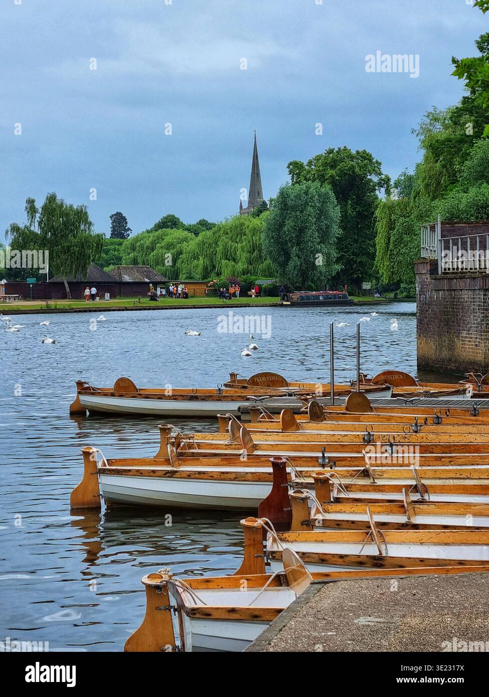 River Avon à Stratford upon Avon avec Holy Trinity Church en arrière-plan et bateaux à rames - Image de stock capturée avec un smartphone