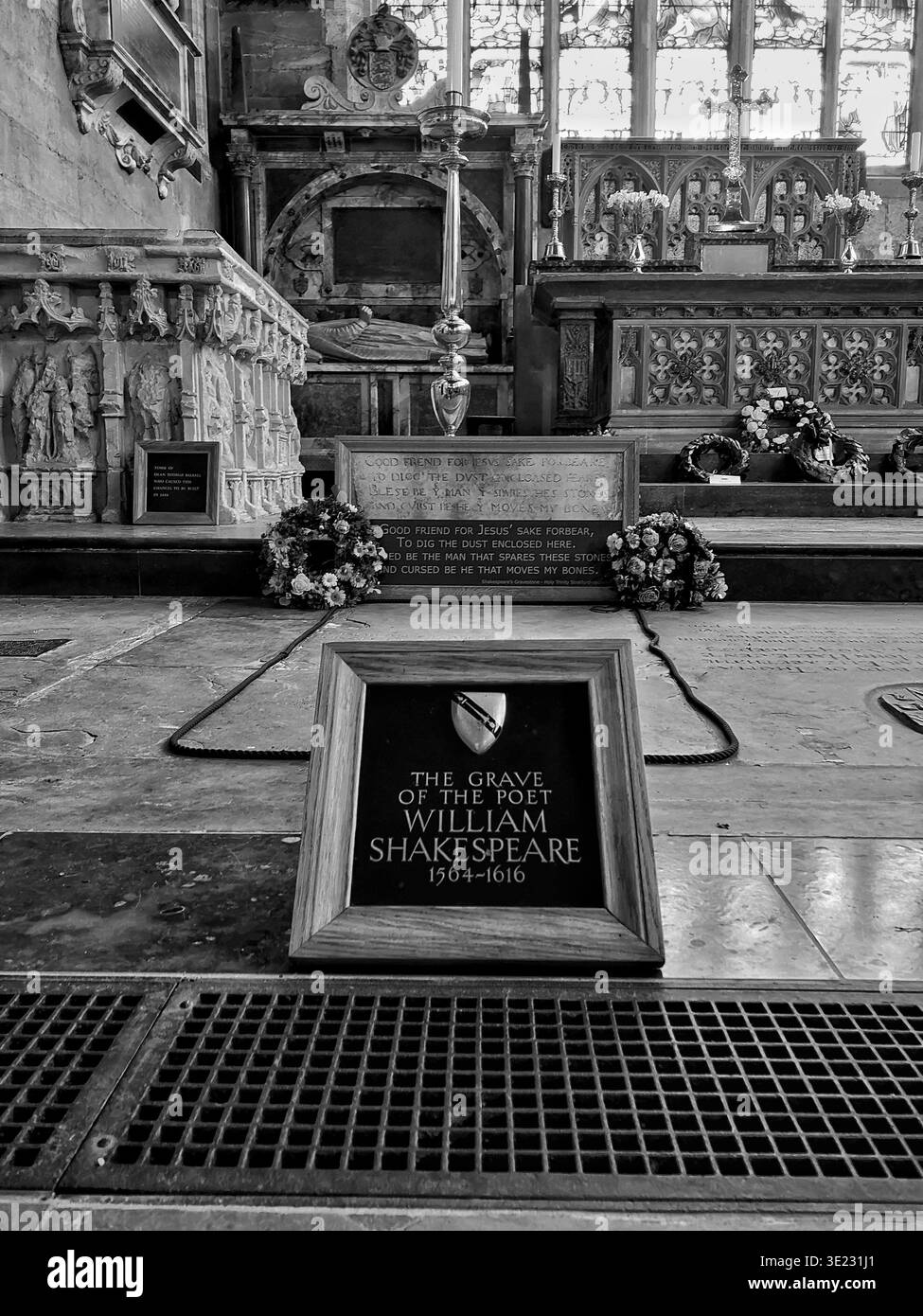 Intérieur de l’église Holy Trinity, Stratford-upon-Avon, montrant le monument funéraire de Shakespeare et la tombe de William Shakespeare et Anne Hathaway Banque D'Images