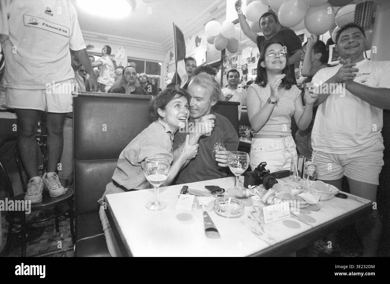 Lyon (centre-est de la France) : ambiance dans un bar pendant la Coupe du monde de la FIFA 1998. Victoire de l'équipe de France de football. Supporters regardant th Banque D'Images
