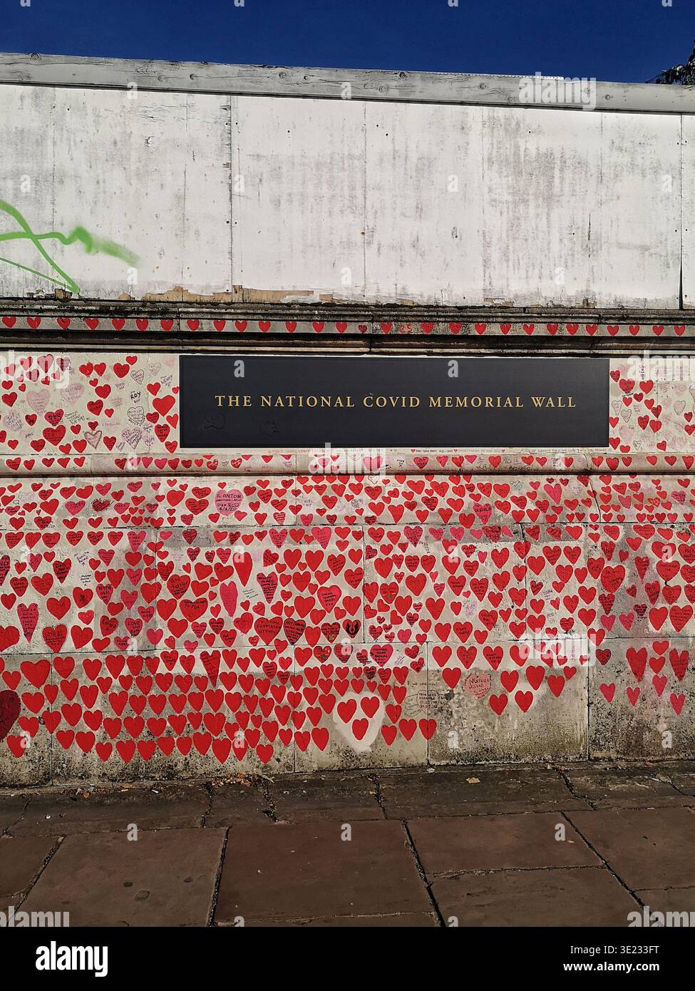 Le National COVID Memorial Wall à Londres, couvert de milliers de cœurs rouges pour honorer les vies perdues pendant la pandémie - Image de stock capturée avec un smartphone