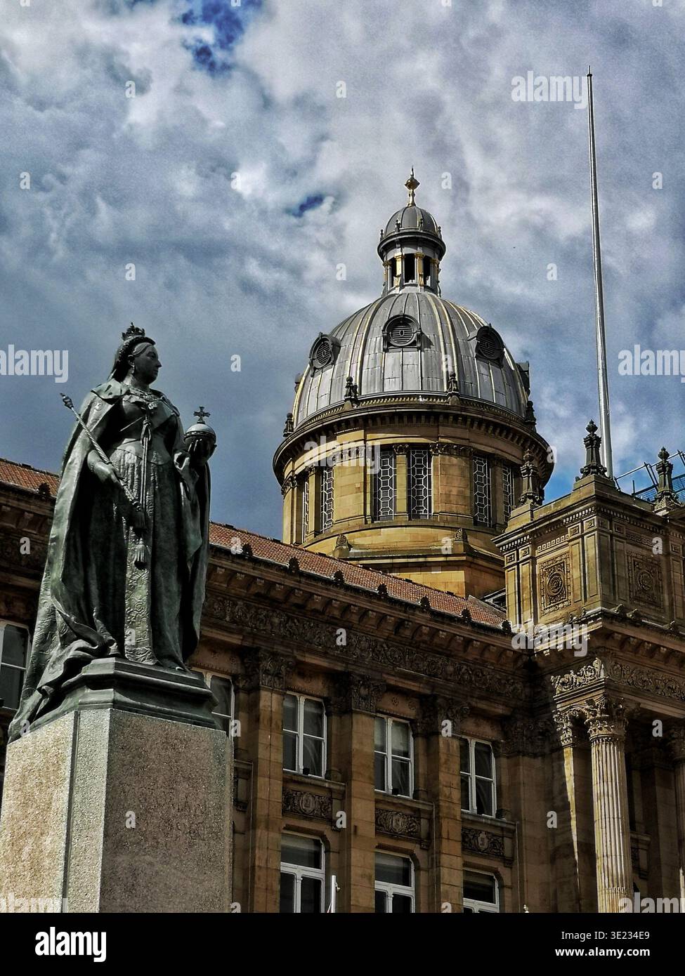 Statue de la reine Victoria debout devant Birmingham Council House, Victoria Square Birmingham - Image de stock capturée avec un smartphone