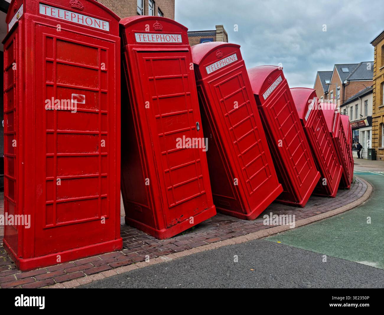 Sculpture de boîte téléphonique rouge « Out of Order » à Kingston upon Thames, une installation artistique publique frappante d’icônes britanniques empilées sur le Vieux Londres - Image de stock capturée avec un smartphone