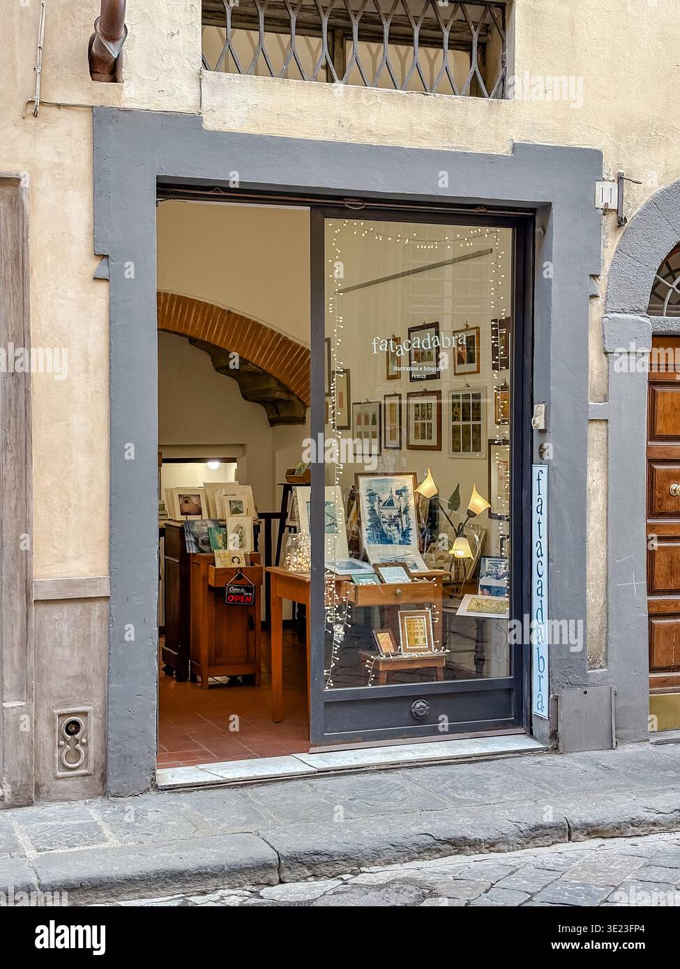 Fatacadabra illustrazioni e fotografie. Florence, Italie. Petite exposition de galerie présentant des œuvres d'art encadrées et des gravures avec des lumières de fées dans un bu historique Banque D'Images