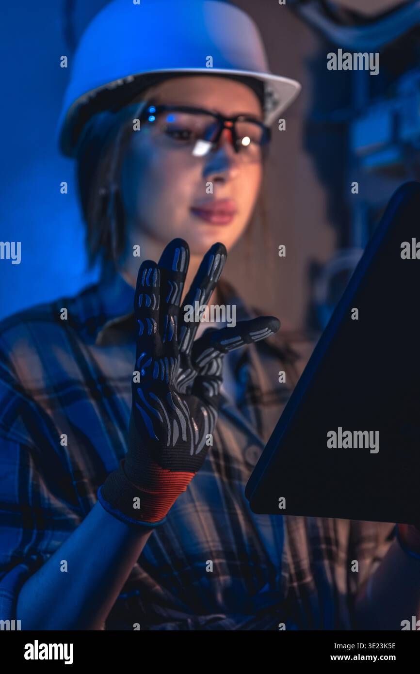 Ingénieur électricien travaillant avec la tablette pendant l'inspection du système. Analyse technique numérique. Banque D'Images