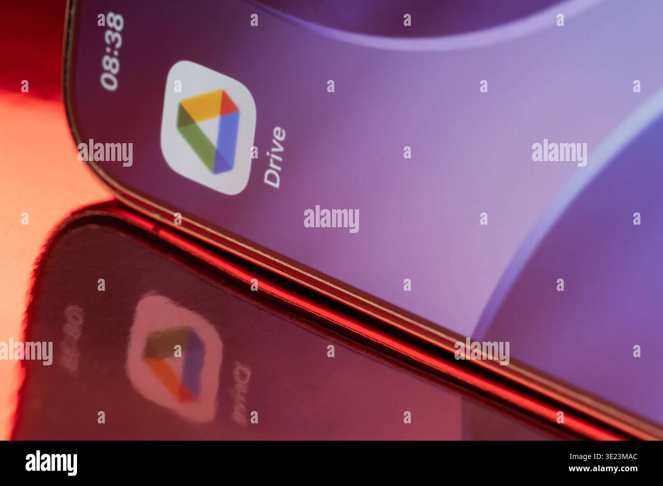 New York, États-Unis - 23 février 2026 : application d'icône Google Drive sur l'écran du smartphone gros plan avec réflexion rose sur fond rose Banque D'Images